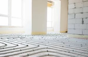 Tuberías de suelo radiante en instalación nueva antes del cierre del pavimento, parte clave para garantizar una buena climatización y evitar futuras obstrucciones.