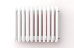 Radiador blanco de hierro fundido instalado en pared, ideal para hogares que buscan eficiencia energética y alto confort térmico.