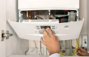 Cómo preparar tu caldera para el invierno: técnico revisando la presión y componentes de una caldera de gas antes de la temporada de frío.