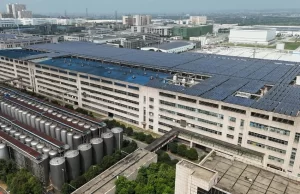 Instalación de placas solares en tejado de edificio para autoconsumo en comunidad de vecinos